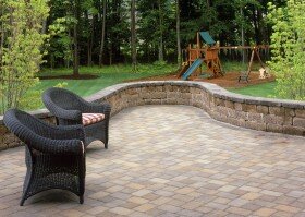 Retaining - Sit Wall Retaining wall with a pavor patio